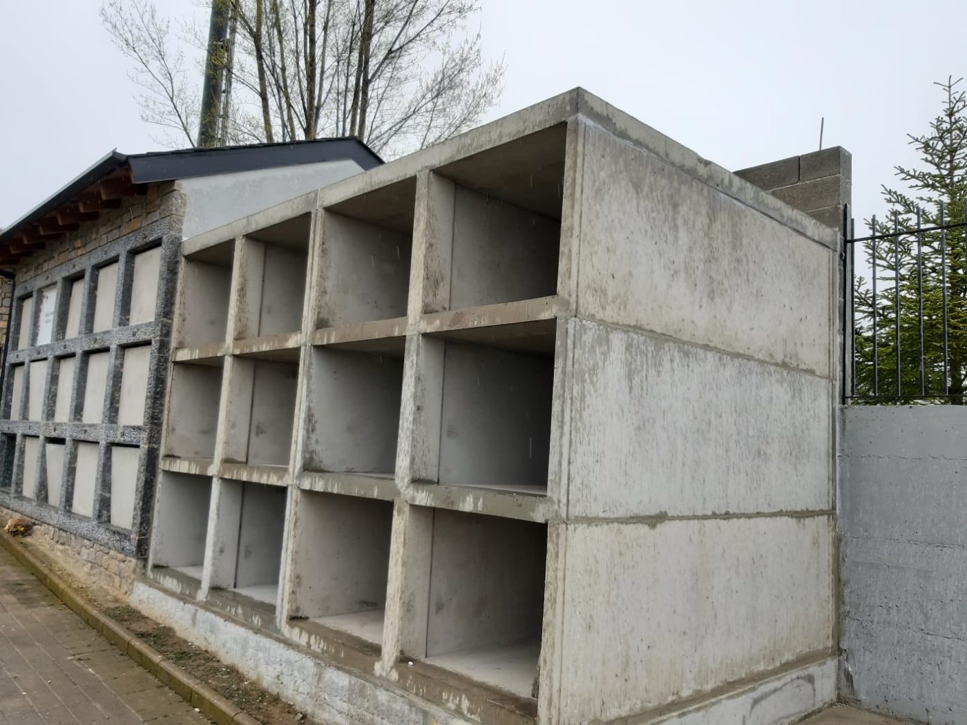 Suministro y montaje de 12 nichos prefabricados Gallizo DEPCON en Puigcerdà